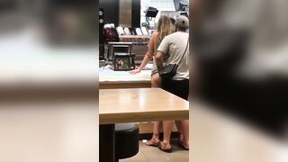 Glielo vuole mettere mentre ordina il panino - Al McDonald lui voglioso e lei troia