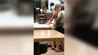 Glielo vuole mettere mentre ordina il panino - Al McDonald lui voglioso e lei troia