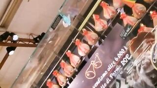 Upskirt italiana al supermercato