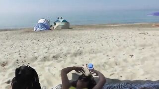 Esibizionismo in spiaggia Dana Santo che si tocca la fica