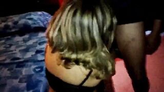 Moglie italiana matura fa un pompino a singolo e si fa scopare a pecorina