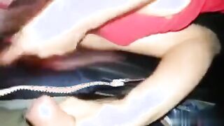 Car sex moglie italiana che fa un pompino in auto a guardone