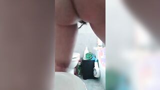 Chiara di Roma si masturba con la spazzola