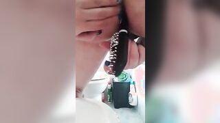 Chiara di Roma si masturba con la spazzola