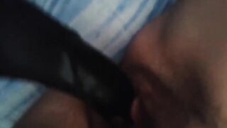 Zoccola italiana gode a sbattersi col suo grosso dildo nero