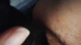 Zoccola italiana gode a sbattersi col suo grosso dildo nero