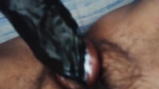 Zoccola italiana gode a sbattersi col suo grosso dildo nero