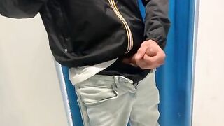 Commessa troia mi succhia il cazzo in camerino