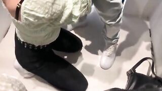 Commessa troia mi succhia il cazzo in camerino