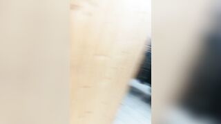 Selfie Francesca che mostra le tette in negozio