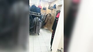 Selfie Francesca che mostra le tette in negozio