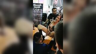 Valery Vita masturbata in pubblico dai fans squirta come una troia