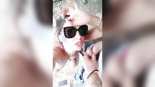 Milf italiana si fa sborrare in faccia da sconosciuto all'aperto - SBORRAMI PORCO