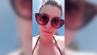 Bresciana esibizionista si masturba in spiaggia