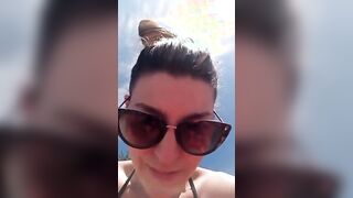 Bresciana esibizionista si masturba in spiaggia