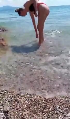 Bresciana esibizionista si masturba in spiaggia