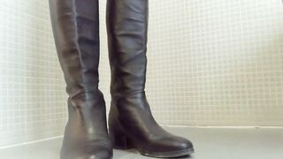 Collega scopata in calze a rete nel bagno dell'ufficio