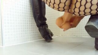 Collega scopata in calze a rete nel bagno dell'ufficio