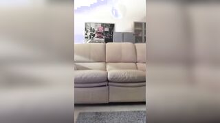 Carolina Barabaschi si masturba in salotto