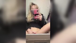 Ragazza troia si masturba in aereo e squirta sullo specchio