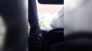 Ti piace stare col cazzo di fuori in pubblico e fartelo succhiare vero?