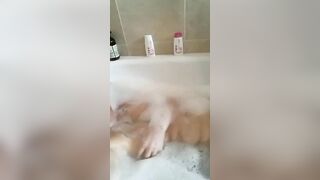 Teen italiana con belle tettone si masturba in bagno