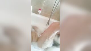 Teen italiana con belle tettone si masturba in bagno