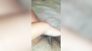 Teen con bella fica pelosetta nella vasca si masturba