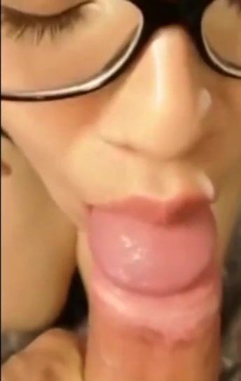 Pompino teen italiana con occhiali schizzata in faccia