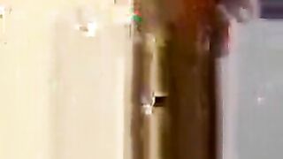 Biondina con due belle tettone