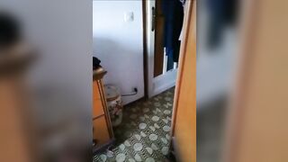 Beccata di nascosto a masturbarsi si fa chiavare dall'amico