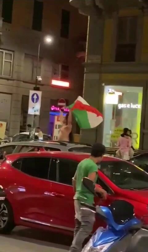Forza Italia - Le italiane festeggiano gli azzurri mostrando le tette