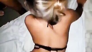 Alessia in gang bang in vacanza a Ibiza