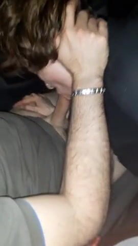 Cornuto guarda tua moglie come mi succhia bene il cazzo