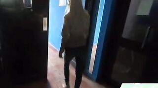 Lara succhia il cazzo di operaio e si fa scopare nel bagno della fabbrica