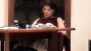 Le lecco la fica sotto il tavolo e me lo faccio succhiare