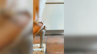 Naike Rivelli colazione patriottica mostrando il suo meraviglioso lato b