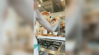 Naike Rivelli colazione patriottica mostrando il suo meraviglioso lato b