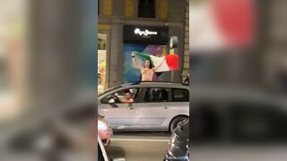 Italiane festeggiano la vittoria dell'Italia agli europei