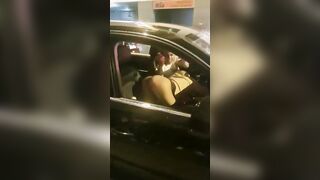 Mostra a tutti la sua tipa che gli fa un pompino in auto per festeggiare la nazionale