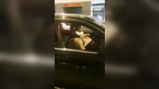 Mostra a tutti la sua tipa che gli fa un pompino in auto per festeggiare la nazionale