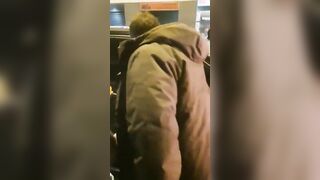 Mostra a tutti la sua tipa che gli fa un pompino in auto per festeggiare la nazionale