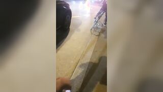 Mostra a tutti la sua tipa che gli fa un pompino in auto per festeggiare la nazionale