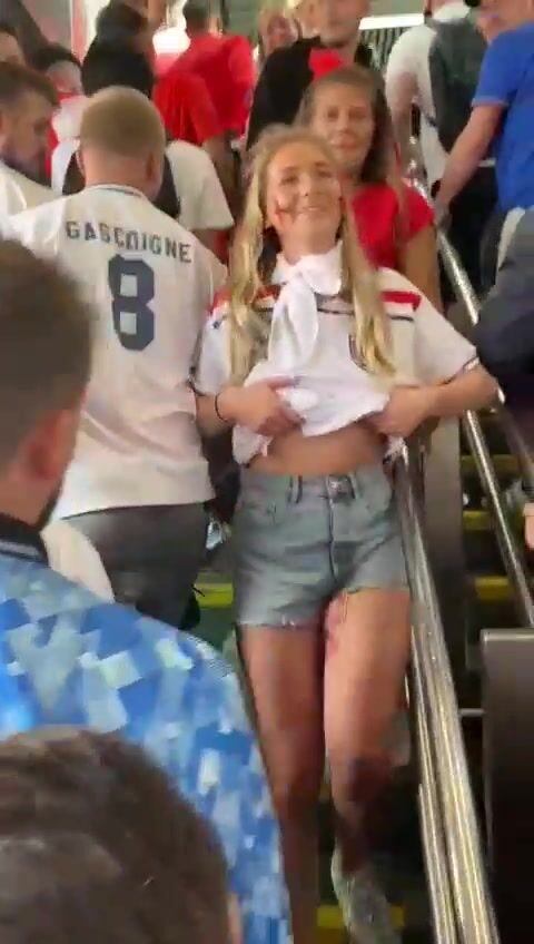 Tifosa esibizionista le esce sulla scala mobile in metropolitana