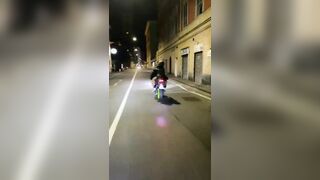 Amore escilo sto culo - Ragazza in moto fa vedere il culo
