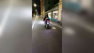 Amore escilo sto culo - Ragazza in moto fa vedere il culo