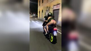 Amore escilo sto culo - Ragazza in moto fa vedere il culo