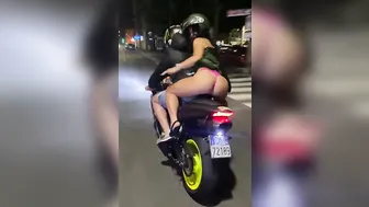 Amore escilo sto culo - Ragazza in moto fa vedere il culo