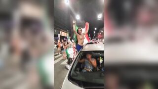 Italiane scatenate dopo la vittoria agli europei mostrano le tette in piazza