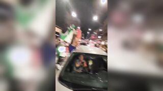 Italiane scatenate dopo la vittoria agli europei mostrano le tette in piazza